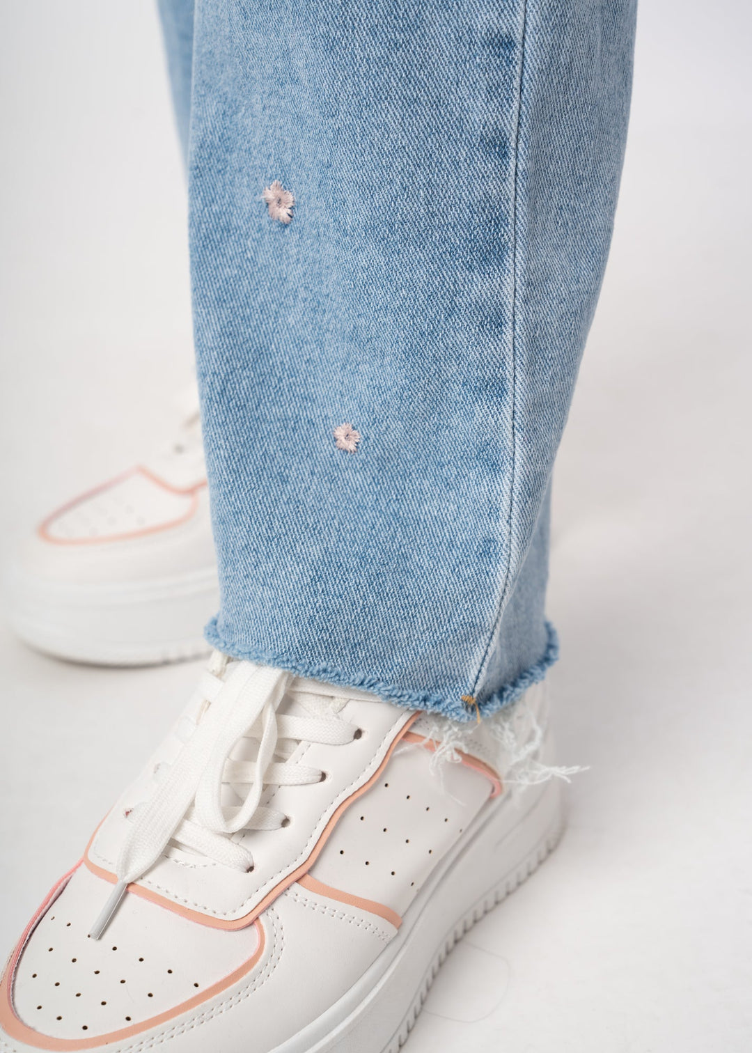 Straight Leg Jeans mit Blumenstickung - Hellblau